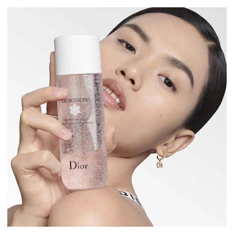 DIORSNOW ESSENCE OF LIGHT LOZIONE MICRO-INFUSA - Lozione Viso E Collo Idratante E Schiarente – Protegge, Esalta E Illumina 3 DIORSNOW ESSENCE OF LIGHT LOZIONE MICRO-INFUSA - Lozione Viso E Collo Idratante E Schiarente – Protegge, Esalta E Illumina - immagine 3